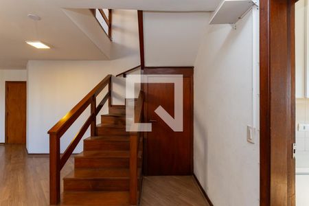 Escada de apartamento para alugar com 3 quartos, 246m² em Perdizes, São Paulo