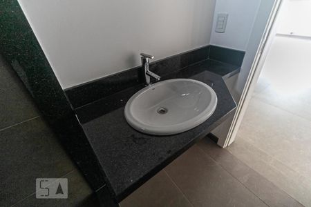 Casa de condomínio à venda com 407m², 4 quartos e 3 vagas Casa de condomínio à venda com 407m², 4 quartos e 3 vagasBanheiro do Sótão