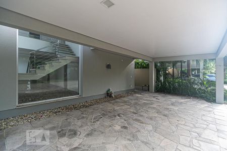 Casa de condomínio à venda com 407m², 4 quartos e 3 vagas Casa de condomínio à venda com 407m², 4 quartos e 3 vagasFachada