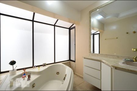 Casa à venda com 450m², 6 quartos e 4 vagasBanheiro da Suíte 1