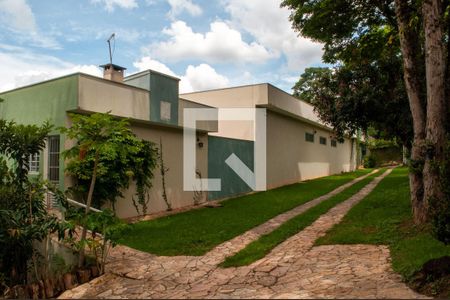 Casa de condomínio à venda com 849m², 4 quartos e 6 vagas Casa de condomínio à venda com 849m², 4 quartos e 6 vagasEntrada