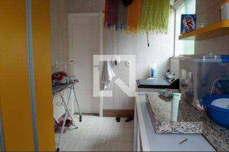 Casa de condomínio à venda com 849m², 4 quartos e 6 vagas Casa de condomínio à venda com 849m², 4 quartos e 6 vagasÁrea de Serviço