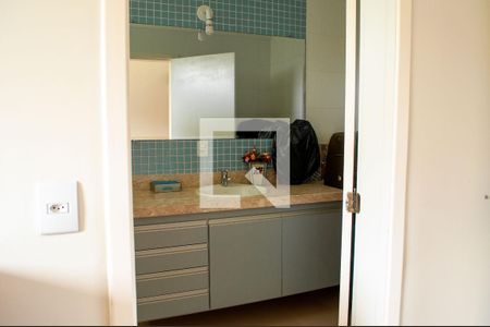 Casa de condomínio à venda com 849m², 4 quartos e 6 vagas Casa de condomínio à venda com 849m², 4 quartos e 6 vagasBanheiro da Suíte 1