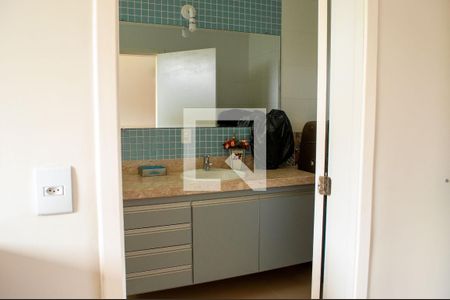 Casa de condomínio à venda com 849m², 4 quartos e 6 vagas Casa de condomínio à venda com 849m², 4 quartos e 6 vagasBanheiro da Suíte 1