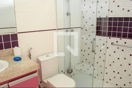 Casa de condomínio à venda com 849m², 4 quartos e 6 vagas Casa de condomínio à venda com 849m², 4 quartos e 6 vagasBanheiro da Suíte 2