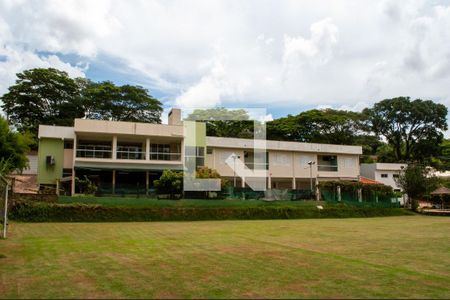 Casa de condomínio à venda com 849m², 4 quartos e 6 vagas Casa de condomínio à venda com 849m², 4 quartos e 6 vagasFachada