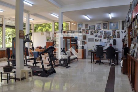 Casa de condomínio à venda com 849m², 4 quartos e 6 vagas Casa de condomínio à venda com 849m², 4 quartos e 6 vagasAcademia