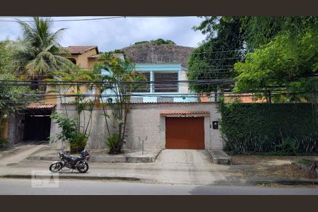 Casa à venda com 330m², 3 quartos e 5 vagasFachada