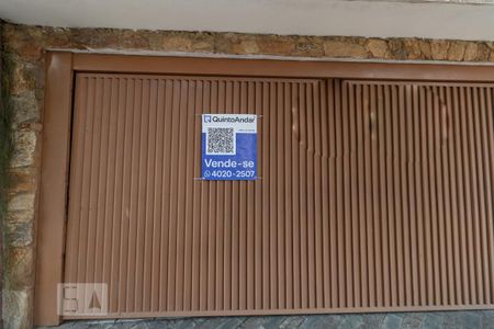 Casa à venda com 210m², 3 quartos e 3 vagas Casa à venda com 210m², 3 quartos e 3 vagasFachada