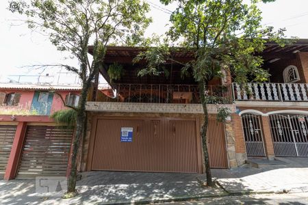 Casa à venda com 210m², 3 quartos e 3 vagas Casa à venda com 210m², 3 quartos e 3 vagasFachada