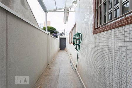 Casa à venda com 214m², 4 quartos e 6 vagas Casa à venda com 214m², 4 quartos e 6 vagasCorredor Externo