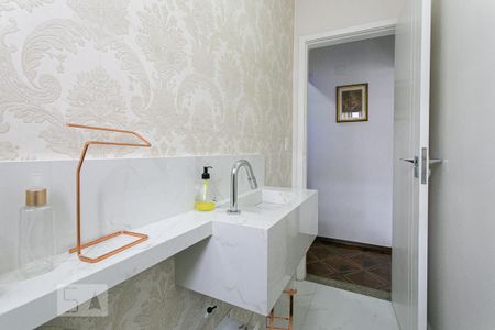 Casa à venda com 214m², 4 quartos e 6 vagas Casa à venda com 214m², 4 quartos e 6 vagasLavabo