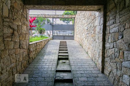 Casa à venda com 214m², 4 quartos e 6 vagas Casa à venda com 214m², 4 quartos e 6 vagasEntrada da Garagem