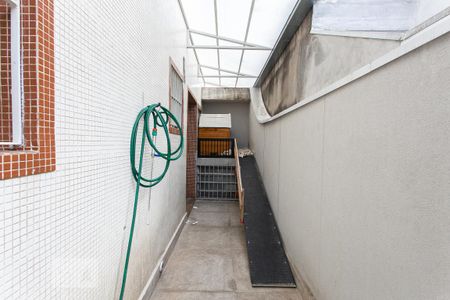 Casa à venda com 214m², 4 quartos e 6 vagas Casa à venda com 214m², 4 quartos e 6 vagasCorredor Externo