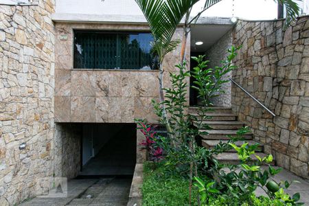Casa à venda com 214m², 4 quartos e 6 vagas Casa à venda com 214m², 4 quartos e 6 vagasEntrada