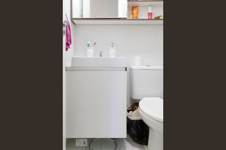 Apartamento para alugar com 47m², 2 quartos e 1 vaga Apartamento para alugar com 47m², 2 quartos e 1 vagaBanheiro social