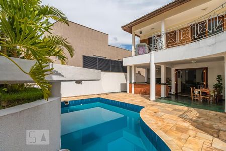 Casa de condomínio à venda com 385m², 4 quartos e 6 vagas Casa de condomínio à venda com 385m², 4 quartos e 6 vagasQuintal