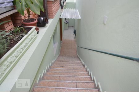 Casa à venda com 320m², 5 quartos e 3 vagasEscada para piso inferior