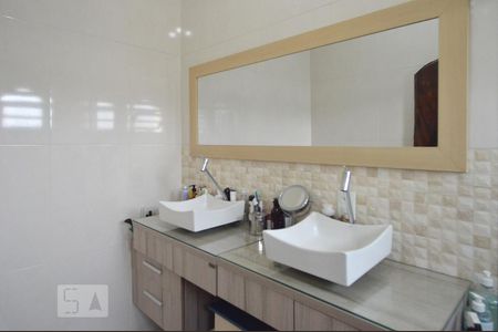 Casa à venda com 320m², 5 quartos e 3 vagasBanheiro da suite 2