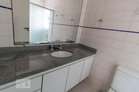 Banheiro do quarto 1 de casa de condomínio à venda com 4 quartos, 220m² em Vila São Silvestre, São Paulo