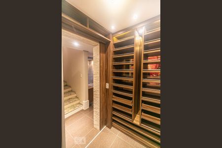 Casa de condomínio à venda com 384m², 3 quartos e 3 vagasAdega