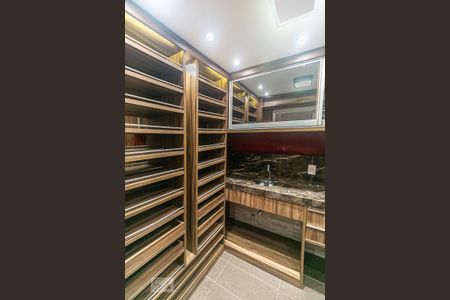 Casa de condomínio à venda com 384m², 3 quartos e 3 vagasAdega