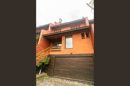 Casa de condomínio à venda com 384m², 3 quartos e 3 vagasFachada