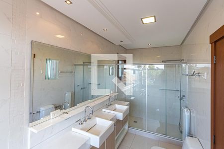 Casa de condomínio à venda com 554m², 4 quartos e 4 vagas Casa de condomínio à venda com 554m², 4 quartos e 4 vagasBanheiro do Quarto 1