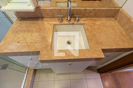 Casa de condomínio à venda com 554m², 4 quartos e 4 vagas Casa de condomínio à venda com 554m², 4 quartos e 4 vagasBanheiro