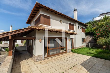 Casa de condomínio à venda com 554m², 4 quartos e 4 vagas Casa de condomínio à venda com 554m², 4 quartos e 4 vagasÁrea Externa