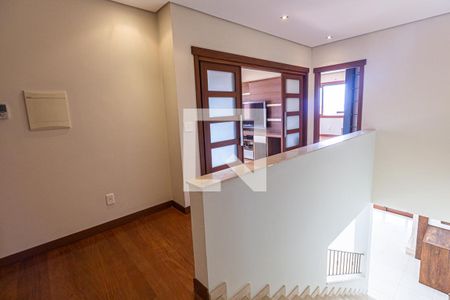 Casa de condomínio à venda com 554m², 4 quartos e 4 vagas Casa de condomínio à venda com 554m², 4 quartos e 4 vagasEscada