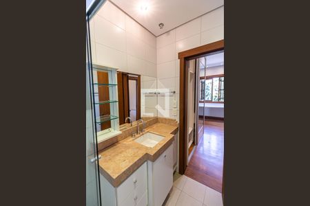 Casa de condomínio à venda com 554m², 4 quartos e 4 vagas Casa de condomínio à venda com 554m², 4 quartos e 4 vagasBanheiro