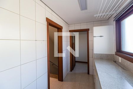 Casa de condomínio à venda com 554m², 4 quartos e 4 vagas Casa de condomínio à venda com 554m², 4 quartos e 4 vagasÁrea de Serviço