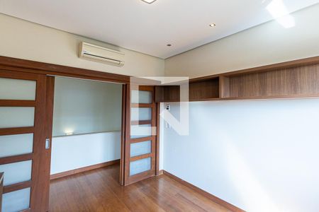 Casa de condomínio à venda com 554m², 4 quartos e 4 vagas Casa de condomínio à venda com 554m², 4 quartos e 4 vagasQuarto 2