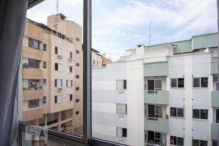 Vista da sala de apartamento para alugar com 3 quartos, 110m² em Carvoeira, Florianópolis