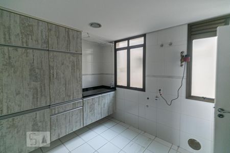 Apartamento à venda com 200m², 3 quartos e 5 vagas Apartamento à venda com 200m², 3 quartos e 5 vagasÁrea de Serviço