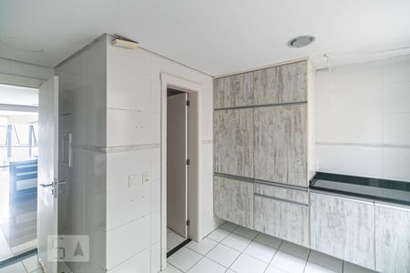 Apartamento à venda com 200m², 3 quartos e 5 vagas Apartamento à venda com 200m², 3 quartos e 5 vagasÁrea de Serviço