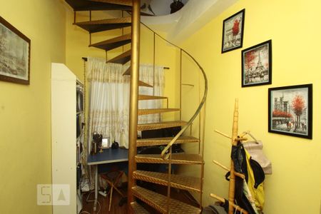 Casa para alugar com 140m², 2 quartos e sem vagaCorredor - Escada