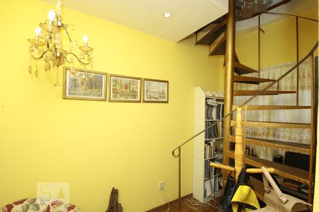 Casa para alugar com 140m², 2 quartos e sem vagaCorredor - Escada