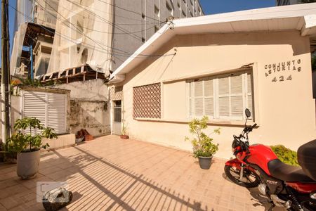 Casa de condomínio para alugar com 55m², 2 quartos e sem vaga Casa de condomínio para alugar com 55m², 2 quartos e sem vagaFachada