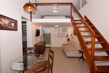 Sala de casa de condomínio para alugar com 2 quartos, 55m² em Vila Alzira, Guarujá