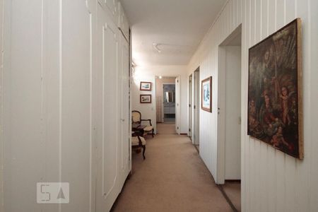 Casa à venda com 600m², 4 quartos e 8 vagasCorredor