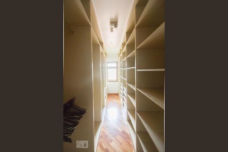 Casa à venda com 270m², 2 quartos e 2 vagasCloset Quarto Casa 2