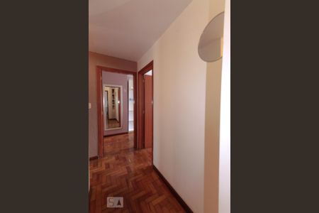 Casa à venda com 300m², 5 quartos e 5 vagasCorredor