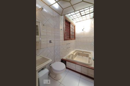 Casa à venda com 300m², 5 quartos e 5 vagasBanheiro da suíte