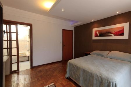 Casa à venda com 300m², 5 quartos e 5 vagasSuíte