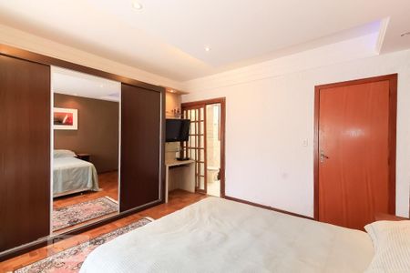 Casa à venda com 300m², 5 quartos e 5 vagasSuíte