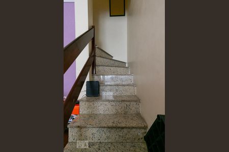 Escadas de casa de condomínio para alugar com 2 quartos, 70m² em Vila Guaca, São Paulo