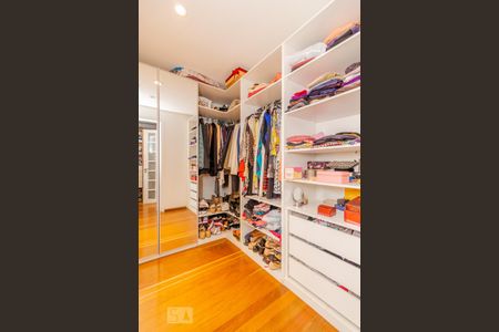 Casa para alugar com 420m², 4 quartos e 9 vagas Casa para alugar com 420m², 4 quartos e 9 vagasCloset