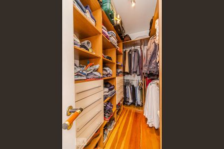 Casa para alugar com 420m², 4 quartos e 9 vagas Casa para alugar com 420m², 4 quartos e 9 vagasCloset